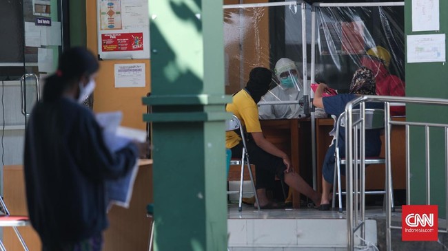 Litbangkes Kemenkes mencatat penurunan kunjungan pasien hingga 83,6 persen sepanjang 2020. Sekitar 43 persen puskesmas juga meniadakan layanan posyandu.