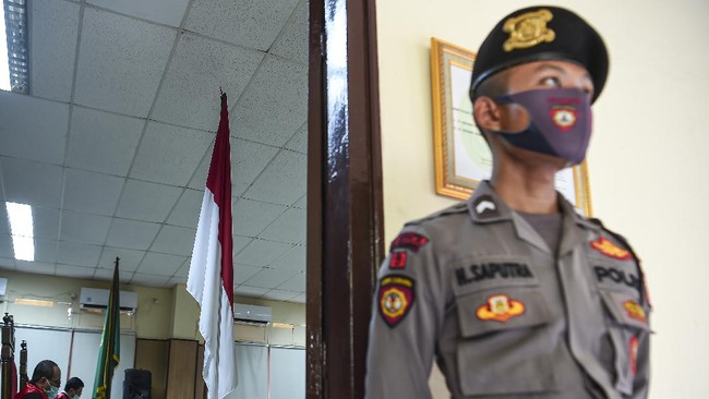 Personel Kepolisian Polda Metro Jaya berjaga di depan ruang sidang saat sidang tuntutan kasus penyiraman air keras terhadap penyidik KPK Novel Baswedan dengan terdakwa Ronny Bugis dan Rahmat Kadir Mahulette disiarkan secara 