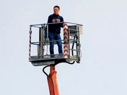 Niat! Suporter Bola Sewa Crane untuk Nonton Tim Kesayangan