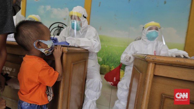 Penelitian menunjukkan anak kecil berhasil kebal Covid-19 meski kontak dekat dengan orang tua yang positif terinfeksi virus corona.