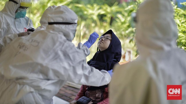 Tim medis Puskesmas Kramat Jati mengambil sampel lendir saat tes swab pada ibu hamil di Ruang Publik Terpadu Ramah Anak (RPTRA) Dahlia, Kelurahan Tengah, Kramat Jati, Jakarta, Jumat, 12 Juni 2020. CNN Indonesia/Adhi Wicaksono