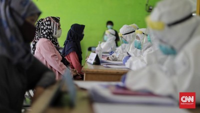 Tim medis Puskesmas Kramat Jati mengambil sampel lendir saat tes swab pada ibu hamil di Ruang Publik Terpadu Ramah Anak (RPTRA) Dahlia, Kelurahan Tengah, Kramat Jati, Jakarta, Jumat, 12 Juni 2020. CNN Indonesia/Adhi Wicaksono