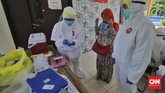 Test Swab Ibu Hamil Tim medis Puskesmas Kramat Jati mengambil sampel lendir saat tes swab pada ibu hamil di Ruang Publik Terpadu Ramah Anak (RPTRA) Dahlia, Kelurahan Tengah, Kramat Jati, Jakarta, Jumat, 12 Juni 2020. CNN Indonesia/Adhi Wicaksono