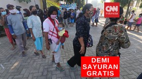 VIDEO: Demi Sayur Gratis, Ratusan Warga Rela Berdesakan