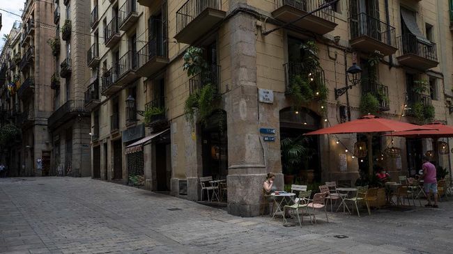 Beberapa bar di pusat kota Barcelona memilih menolak pengunjung yang datang sendirian. Bar-bar itu memprioritaskan ruang mereka untuk grup yang lebih besar.