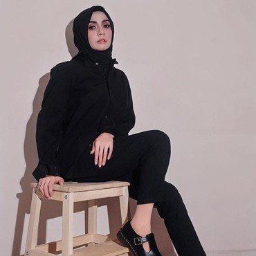 6 Foto Zizi Kirana, Penyanyi yang Cantik yang Dihujat karena Lepas Hijab