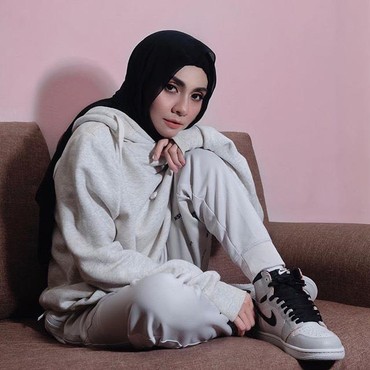 Lepas Hijab & Pakai Baju Seksi, Penyanyi Cantik Ini Stres Tak Kuat Dihujat