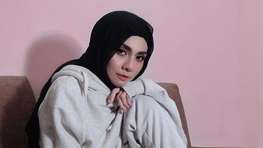 Lepas Hijab & Pakai Baju Seksi, Penyanyi Cantik Ini Stres Tak Kuat Dihujat