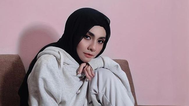 Lepas Hijab  Pakai Baju  Seksi Penyanyi Cantik  Ini Stres 