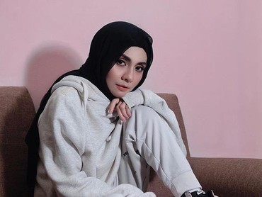 Lepas Hijab & Pakai Baju Seksi, Penyanyi Cantik Ini Stres Tak Kuat Dihujat