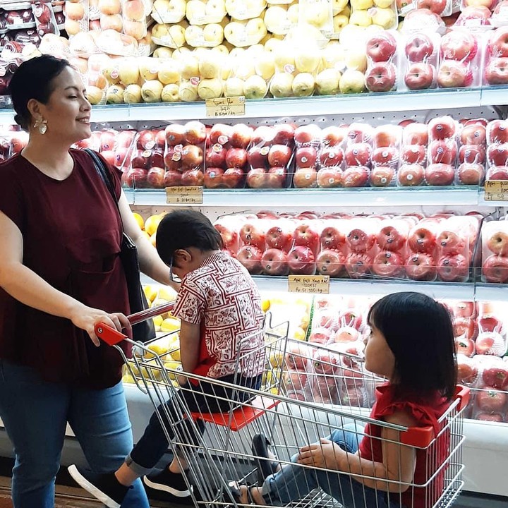 <p>Menginjak usia 3,5 tahun, Tatjana dan Bima sudah bisa menemani Mama belanja bulanan nih. Kalau anak kembar, siap-siap trolly penuh ya dinaikin berdua. (Foto: Instagram @cynthia-lamusu)</p>