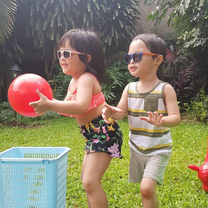 <p>Di rumah aja, Tatjana dan Bima seru banget main bola. Jangan lupa pakai kacamata hitam ya biar enggak silau. <em>He-he-he.</em> (Foto: Instagram @cynthia-lamusu)</p>