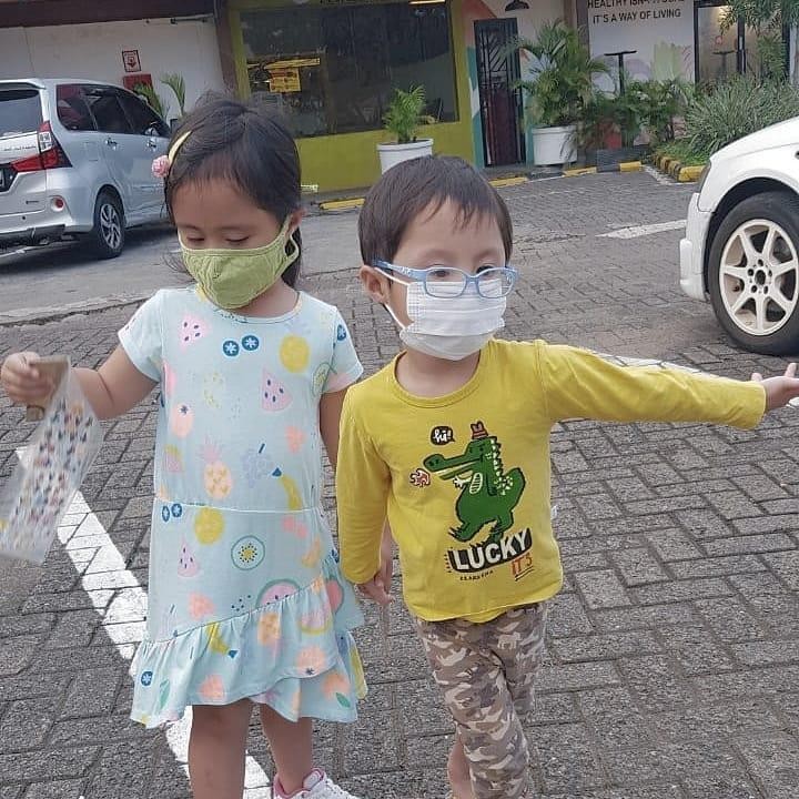 <p>Tatjana dan Bima dibiasakan memakai masker saat harus keluar rumah. Semoga sehat terus ya Twin! (Foto: Instagram @cynthia-lamusu)</p>