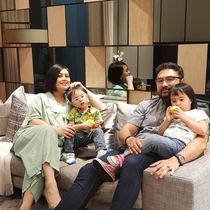 <p>Sejak kelahiran anak kembarnya, Surya Saputra membeberkan dirinya ikut membantu Cynthia Lamusu begadang saat Si Kecil bangun tengah malam. "Bangun tidur-bangun tidur. Bantu siap-siapin botol susunya, gantiin popok," cerita bintang film Hangout itu. (Foto: Instagram: @cynthia_lamusu)</p>