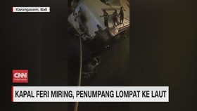 VIDEO: Kapal Feri Miring, Penumpang Lompat ke Laut