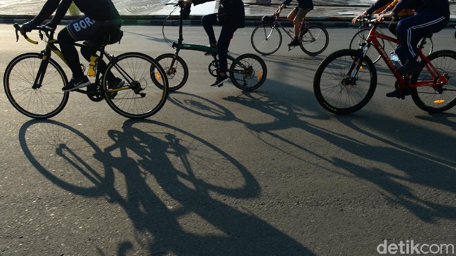 Para pesepeda baik perorangan maupun rombongan melintasi jalan Sudirman-Thamrin, Jakarta, Sabtu (13/6/2020). Penggunaan sepeda untuk berolahraga dilaporkan meningkat saat new normal. Kecenderungan tersebut diperoleh dari naiknya penjualan sepeda di sejumlah kota pada beberapa pekan terakhir.