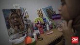 Pelita, Sarjana, dan Harapan Akan Pandemi Pelita Mu'minatus Sholihah (21), mahasiswa Teknik Metalurgi dan Material Universitas Indonesia melaksanakan sidang skripsi secara online di kediamannya di kawasan Cimanggis, Depok, Jawa Barat. Sidang skripsi secara online ini menjadi siasat perguruan tinggi untuk mencegah penyebaran virus Covid-19. CNN Indonesia/Bisma Septalisma