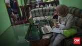 Pelita, Sarjana, dan Harapan Akan Pandemi Pelita Mu'minatus Sholihah (21), mahasiswa Teknik Metalurgi dan Material Universitas Indonesia melaksanakan sidang skripsi secara online di kediamannya di kawasan Cimanggis, Depok, Jawa Barat. Sidang skripsi secara online ini menjadi siasat perguruan tinggi untuk mencegah penyebaran virus Covid-19. CNN Indonesia/Bisma Septalisma