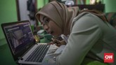 Pelita, Sarjana, dan Harapan Akan Pandemi Pelita Mu'minatus Sholihah (21), mahasiswa Teknik Metalurgi dan Material Universitas Indonesia melaksanakan sidang skripsi secara online di kediamannya di kawasan Cimanggis, Depok, Jawa Barat. Sidang skripsi secara online ini menjadi siasat perguruan tinggi untuk mencegah penyebaran virus Covid-19. CNN Indonesia/Bisma Septalisma