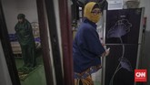 Pelita, Sarjana, dan Harapan Akan Pandemi Pelita Mu'minatus Sholihah (21), mahasiswa Teknik Metalurgi dan Material Universitas Indonesia melaksanakan sidang skripsi secara online di kediamannya di kawasan Cimanggis, Depok, Jawa Barat. Sidang skripsi secara online ini menjadi siasat perguruan tinggi untuk mencegah penyebaran virus Covid-19. CNN Indonesia/Bisma Septalisma