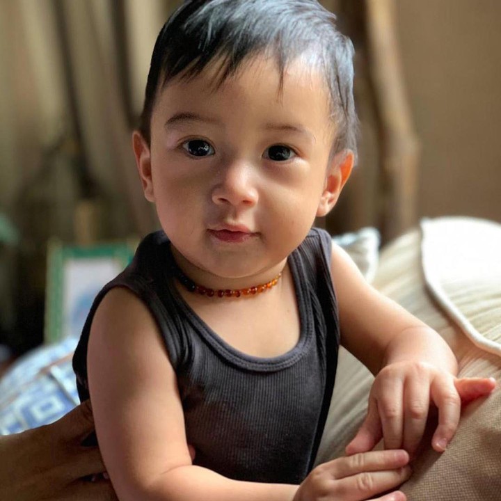 <p>Wajahnya disebut tampan dan imut, setuju ya Bunda? (Foto: Instagram @nsyakieb85)</p>