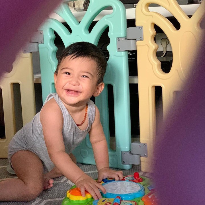 <p>Rasheed kini sudah berusia 8 bulan, mulai bisa merangkak dan sibuk dengan mainannya sendiri. (Foto: Instagram @nsyakieb85)</p>