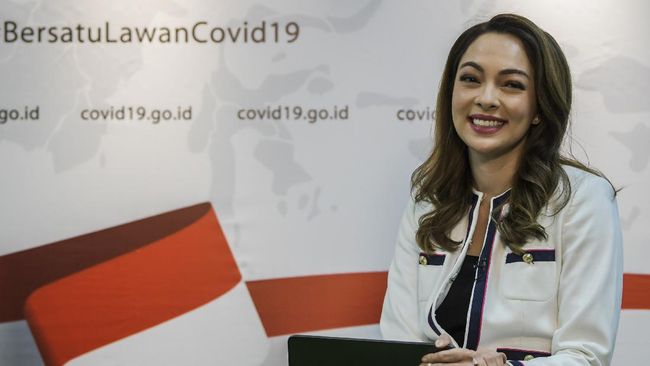 Anggota Tim Komunikasi Publik Gugus Tugas Percepatan Penanganan COVID-19 Reisa Broto Asmoro di Gedung Graha BNPB, Jakarta, Jumat (12/6/2020). ANTARA FOTO/Galih Pradipta/wsj.