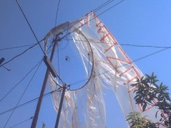 Sebuah Balon Udara Jatuh dan Tersangkut di Tiang Listrik Bantul