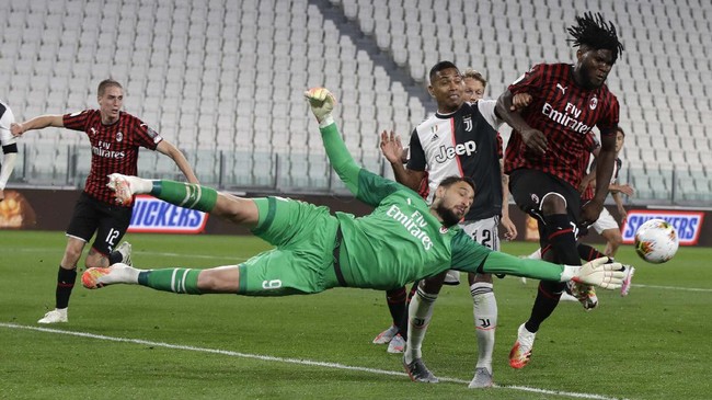 Kiper AC Milan Gianluigi Donnarumma resmi terpilih sebagai Kiper Terbaik Liga Italia musim 2020/2021.