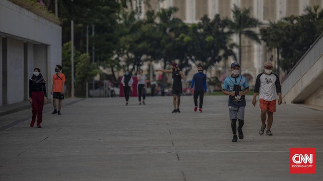 Suasana di Taman Lapangan Banteng, Jakarta, Sabtu, 13 Juni 2020. Pemerintah Provinsi (Pemprov) DKI Jakarta membuka kembali 16 tempat ruang terbuka hijau (RTH) untuk umum pada hari ini dengan protokol kesehatan ketat, seperti membatasi jumlah pengunjung, mewajibkan pengunjung mengisi data, mewajibkan menggunakan masker dan cuci tangan terlebih dahulu, tidak membawa anak kecil, serta mewajibkan pengunjung mengikuti alur masuk dan keluar yang telah dibuat. CNN Indonesia/Bisma Septalisma