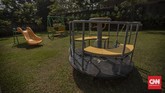 Taman Di DKI Jakarta Kembali Dibuka Suasana di Taman Apung, Kelapa Dua Wetan, Jakarta, Sabtu, 13 Juni 2020. Pemerintah Provinsi (Pemprov) DKI Jakarta membuka kembali 16 tempat ruang terbuka hijau (RTH) untuk umum pada hari ini dengan protokol kesehatan ketat, seperti membatasi jumlah pengunjung, mewajibkan pengunjung mengisi data, mewajibkan menggunakan masker dan cuci tangan terlebih dahulu, tidak membawa anak kecil, serta mewajibkan pengunjung mengikuti alur masuk dan keluar yang telah dibuat. CNN Indonesia/Bisma Septalisma