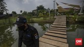 Taman Di DKI Jakarta Kembali Dibuka Suasana di Taman Piknik, Cipinang Melayu, Jakarta, Sabtu, 13 Juni 2020. Pemerintah Provinsi (Pemprov) DKI Jakarta membuka kembali 16 tempat ruang terbuka hijau (RTH) untuk umum pada hari ini dengan protokol kesehatan ketat, seperti membatasi jumlah pengunjung, mewajibkan pengunjung mengisi data, mewajibkan menggunakan masker dan cuci tangan terlebih dahulu, tidak membawa anak kecil, serta mewajibkan pengunjung mengikuti alur masuk dan keluar yang telah dibuat. CNN Indonesia/Bisma Septalisma