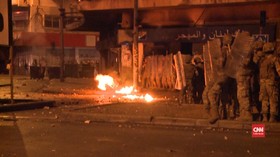VIDEO: Demo Libanon, Massa Lempar Batu dan Molotov ke Polisi