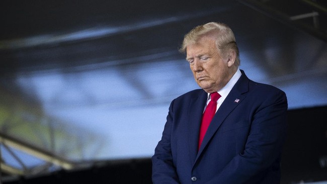 President Donald Trump bows his head in prayer before speaking to over 1,110 cadets in the Class of 2020 at a commencement ceremony on the parade field, at the United States Military Academy in West Point, N.Y., Saturday, June 13, 2020. (AP Photo/Alex Brandon)