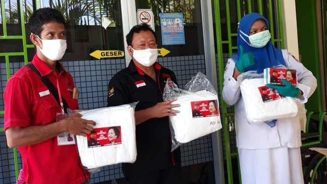 Ketua PDI Perjuangan Sumbar, H Alex Indra Lukman menyalurkan masker standar medis dan alat pelindung diri (APD) berupa baju hazmat, untuk 23 Pusat Kesehatan Masyarakat (Puskemas) yang tersebar di 11 kecamatan di Kota Padang.