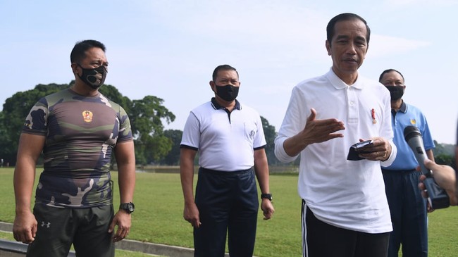 Presiden Joko Widodo berolahraga pagi dengan didampingi oleh Kepala Staf Angkatan Darat, Kepala Staf Angkatan Udara, dan Kepala Staf Angkatan Laut di area Istana Kepresidenan Bogor, Jawa Barat, pada Minggu pagi, 14 Juni 2020.