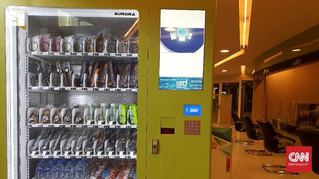 Pengelola Mal Central Park memberikan fasilitas vending machine (mesin jual otomatis) yang menjajakan masker dan hand sanitizer, Minggu (14/6).