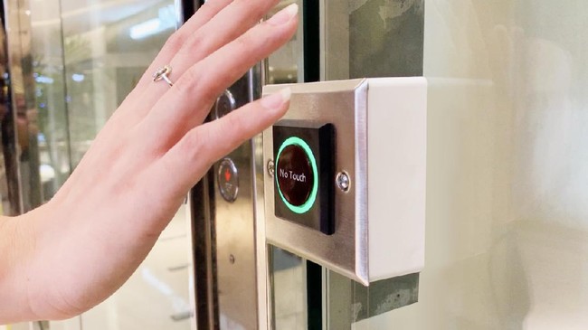 Pengelola Mal Central Park dan Neo Soho memberikan fasilitas touchless kepada pelanggan untuk mengindari sentuhan fisik, Minggu (14/6). Mal di DKI Jakarta akan kembali beroperasi pada Senin, (15/6) setelah mendapatkan izin dari Gunernur DKI Jakarta Anies Baswedan.