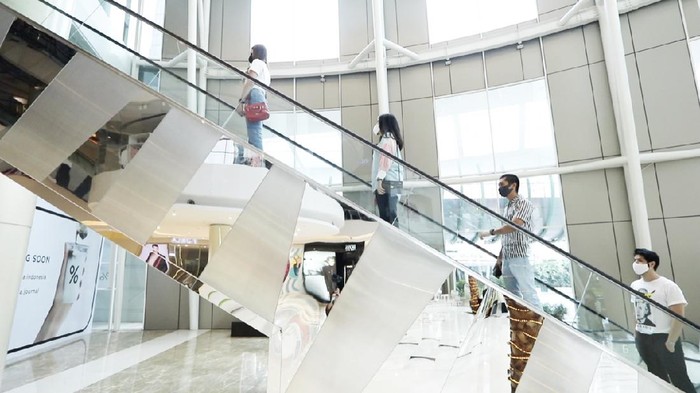 Pengelola Mal Central Park dan Neo Soho memberikan fasilitas touchless kepada pelanggan untuk mengindari sentuhan fisik, Minggu (14/6). Mal di DKI Jakarta akan kembali beroperasi pada Senin, (15/6) setelah mendapatkan izin dari Gunernur DKI Jakarta Anies Baswedan.