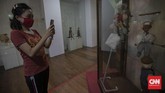 Museum Di Jakarta Dibuka Kembali Pengunjung beraktivitas saat mengunjungi Museum Wayang di Kawasan Kota Tua, Jakarta, Minggu, 14 Juni 2020. Sejumlah museum kembali dibuka untuk umum dalam masa Pembatasan Sosial Berskala Besar (PSBB) transisi fase pertama di Jakarta hingga 14 Juni 2020 dengan menerapkan protokol kesehatan bagi pengunjung. CNN Indonesia/Bisma Septalisma