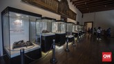 Museum Di Jakarta Dibuka Kembali Pengunjung beraktivitas saat mengunjungi Museum Wayang di Kawasan Kota Tua, Jakarta, Minggu, 14 Juni 2020. Sejumlah museum kembali dibuka untuk umum dalam masa Pembatasan Sosial Berskala Besar (PSBB) transisi fase pertama di Jakarta hingga 14 Juni 2020 dengan menerapkan protokol kesehatan bagi pengunjung. CNN Indonesia/Bisma Septalisma