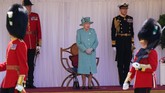 Pawai Ulang Tahun Ratu Elizabeth II Britain's Queen Elizabeth II looks out during a military parade to mark her official birthday at Windsor Castle in Windsor, England, Saturday June 13, 2020. Queen Elizabeth II’s birthday is being marked with a special ceremony taking care for social distancing by everyone present amid the coronavirus pandemic. The Queen celebrates her 94th birthday this year. (Paul Edwards/Pool via AP)