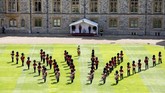 Pawai Ulang Tahun Ratu Elizabeth II Britain's Queen Elizabeth II attends a ceremony to mark her official birthday at Windsor Castle in Windsor, England, Saturday June 13, 2020. Queen Elizabeth II’s birthday is being marked with a smaller ceremony than usual this year, as the annual Trooping the Color parade is canceled amid the coronavirus pandemic. (Joanne Davidson/Pool via AP)