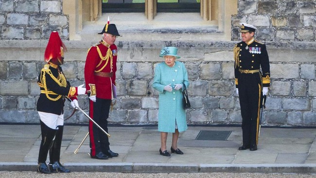 Ratu Elizabeth II ubah rencana natal karena kasus varian Omicron merebak jadi kabar internasional yang banyak disorot dalam 24 jam.