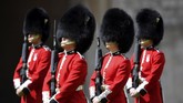 Pawai Ulang Tahun Ratu Elizabeth II Members of the Welsh Guards perform in a ceremony to mark the official birthday of Britain's Queen Elizabeth II, at Windsor Castle in Windsor, England, Saturday June 13, 2020. Queen Elizabeth II’s birthday is being marked with a smaller ceremony than usual this year, as the annual Trooping the Color parade is canceled amid the coronavirus pandemic. The Queen celebrates her 94th birthday this year. (Toby Melville/Pool via AP)