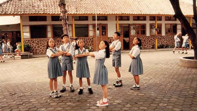Suasana film Petualangan Sherina (2000) ditampilkan melalui pertunjukan musikal yang disuguhkan di panggung Synchronize Festival 2023 hari kedua, Sabtu (2/9).