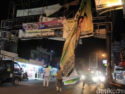 Belum Masa Kampanye, Spanduk Balon Bupati Bandung Ditertibkan