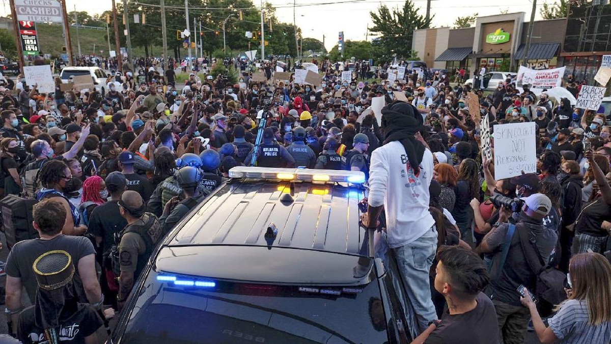FOTO: Demo Penembakan Warga Kulit Hitam AS Berakhir Rusuh