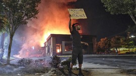 FOTO: Demo Penembakan Warga Kulit Hitam AS Berakhir Rusuh