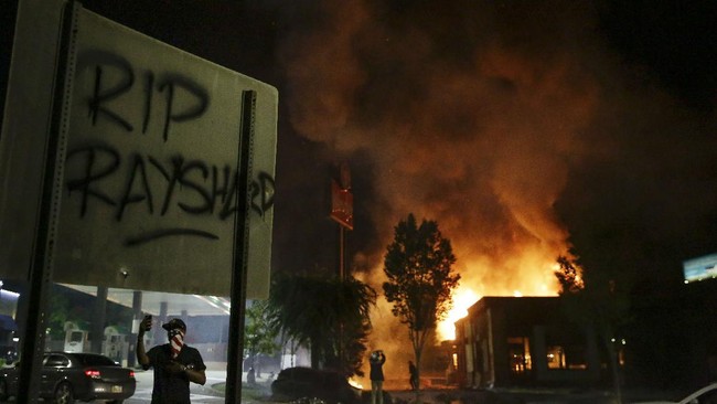 FOTO: Demo Penembakan Warga Kulit Hitam AS Berakhir Rusuh